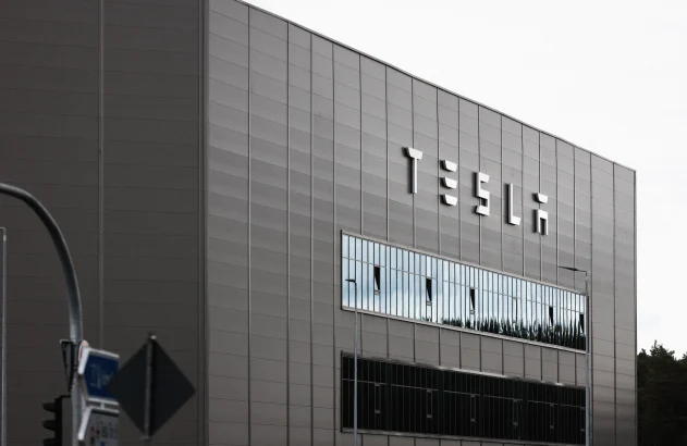 Fachada de prédio da Tesla com letreiro em destaque