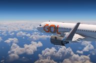 Avião GOL voando sobre as nuvens em céu azul.