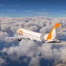 Avião da Gol voando sobre nuvens