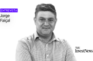 Jorge Faical sorri na imagem em PB. Textos: "ENTREVISTA" e "Talk InvestNews".