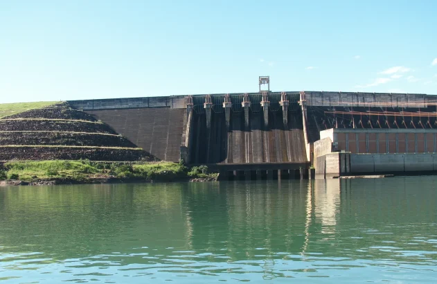Barragem da usina hidrelétrica de Itumbiara (MG/GO)