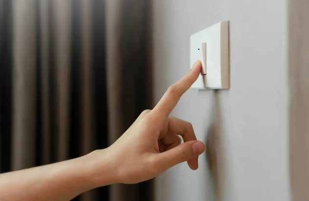 Dedo feminino desligando o interruptor