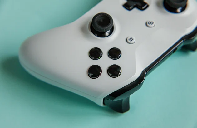 Gamepad joystick branco, console de jogo isolado em fundo moderno colorido azul pastel.