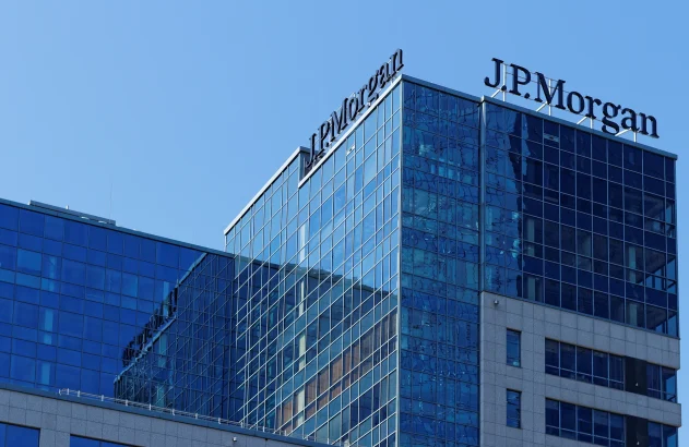 Varsóvia/Polônia, 8 de abril de 2018: O sol se reflete na fachada de vidro da sede do J.P. Morgan