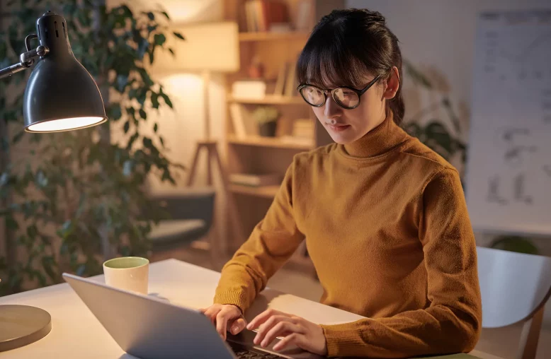 Trabalho; home office; mulher; computador; noite; madrugada