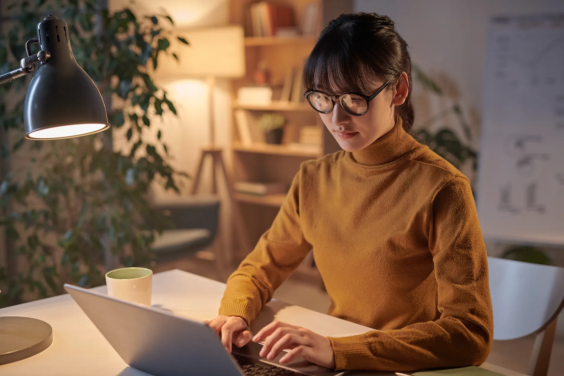 Trabalho; home office; mulher; computador; noite; madrugada