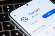 Celular mostra a página do ChatGPT, que pertence à OpenAI