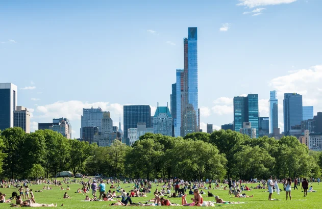 Pessoas descansam no Central Park, em Nova York (EUA)