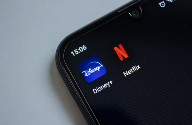 Apps dos serviços de streaming Disney+ e Netflix em um smartphone
