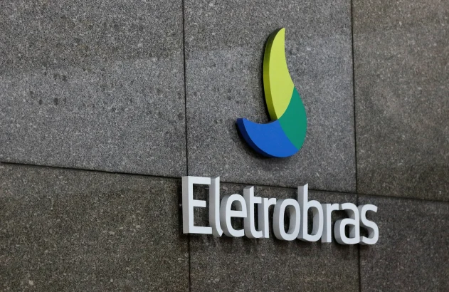 Imagem do logo da Eletrobras com letras brancas em uma parede escura