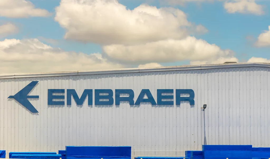 Taubaté, São Paulo, Brasil - 21 de novembro de 2020: Logo de fábrica da Embraer no galpão