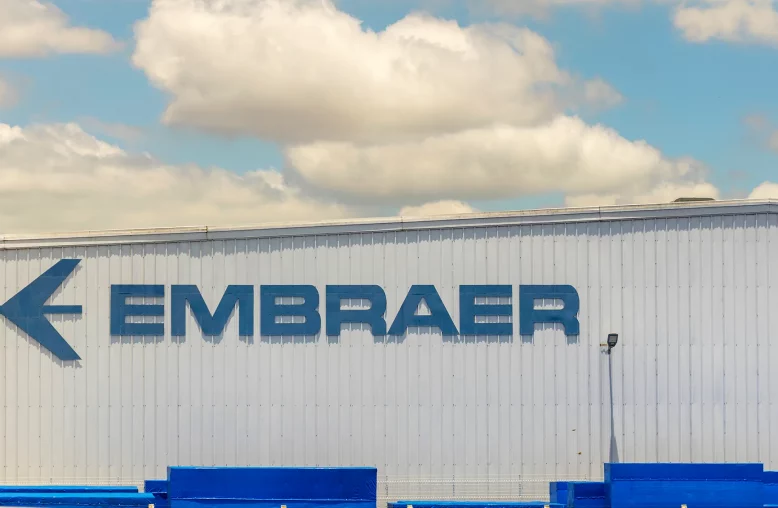 Taubaté, São Paulo, Brasil - 21 de novembro de 2020: Logo de fábrica da Embraer no galpão