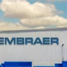 Taubaté, São Paulo, Brasil - 21 de novembro de 2020: Logo de fábrica da Embraer no galpão