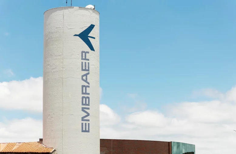 Logo de fábrica da Embraer pintado na caixa d’água