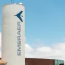 Logo de fábrica da Embraer pintado na caixa d’água