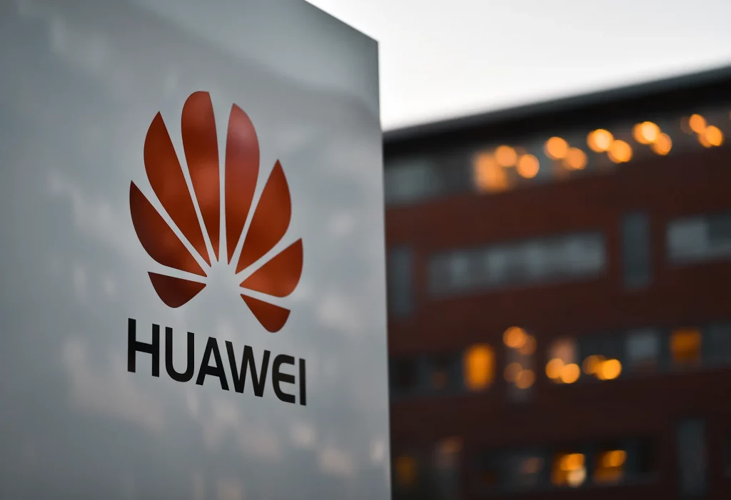 Copenhague/Dinamarca - 23.07.19: Tabuleta da corporação Huawei em fundo de fábrica à noite