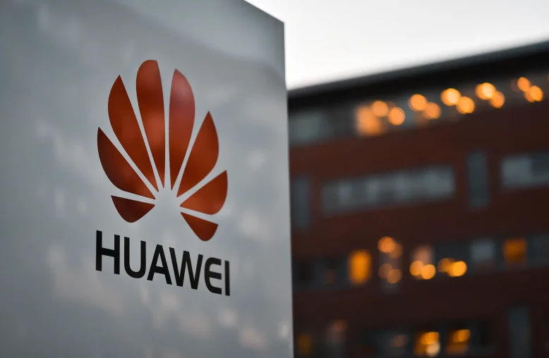 Copenhague/Dinamarca - 23.07.19: Tabuleta da corporação Huawei em fundo de fábrica à noite