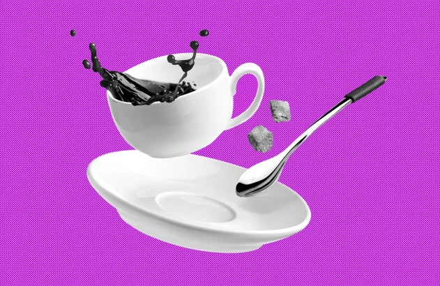 Xícara de café branca, num fundo lilás