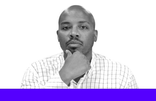 Retrato de homem negro com barba e mão no queixo, olhando para a frente.