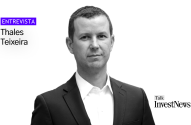 Thales Teixeira, homem em terno, em retrato para entrevista Talk InvestNews.