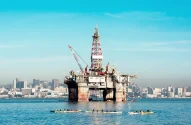 Plataforma de perfuração de petróleo na Baía de Guanabara, no Rio de Janeiro, Brasil; Petrobras