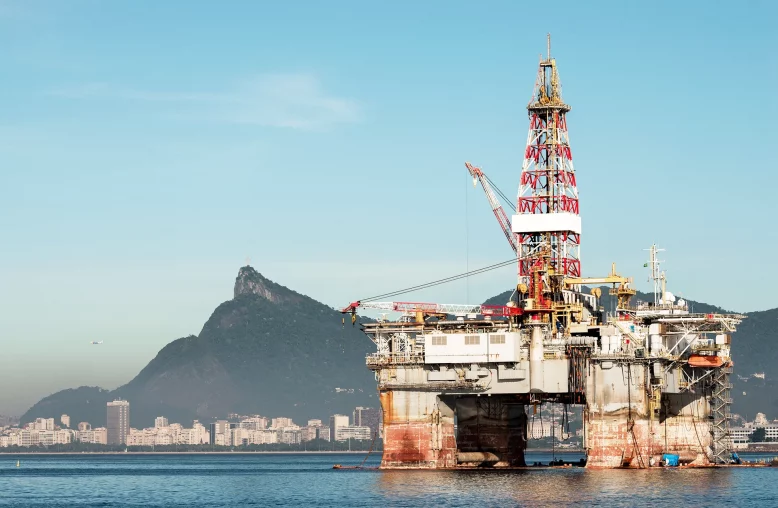 Plataforma de perfuração de petróleo na Baía de Guanabara, no Rio de Janeiro, Brasil; Petrobras