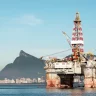 Plataforma de perfuração de petróleo na Baía de Guanabara, no Rio de Janeiro, Brasil; Petrobras