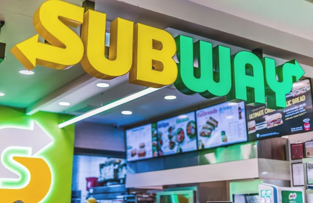 Letreiro do restaurante Subway em shopping de Singapura