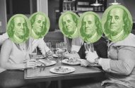 Cinco pessoas com rostos de dólar Benjamin Franklin comem em restaurante.