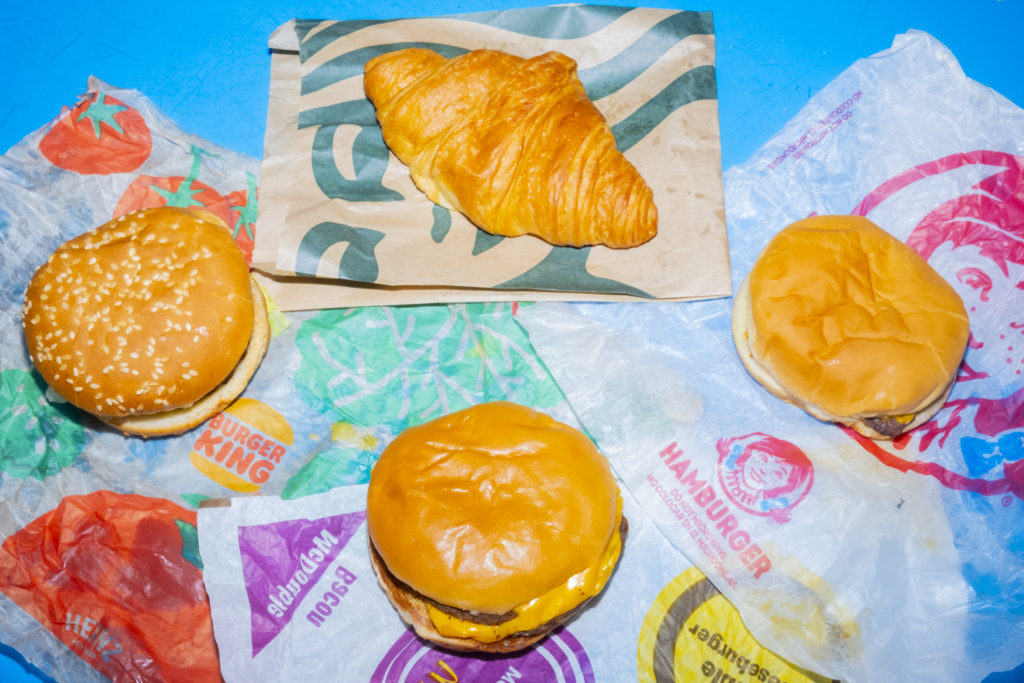 Hambúrgueres e croissants, fazem parte das refeições de valor fast-food.  Foto: Lucia Buricelli/Bloomberg
