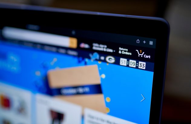 Tela de laptop exibindo site da Amazon com 1 item no carrinho e um timer de 51:09:33.