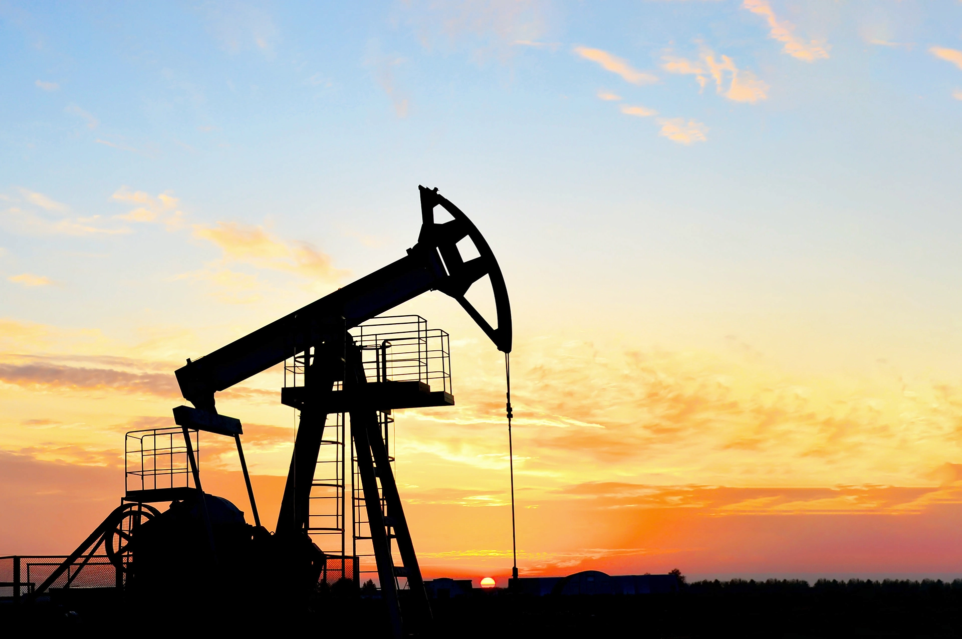 Torres de perfuração de petróleo em campo petrolífero no deserto