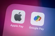 Visualização dos ícones da Apple Pay e Google Pay na tela de um smartphone