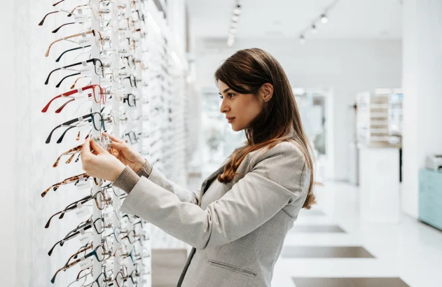 Mulher fazendo compras em uma ótica; serviços; comércio; setor terciário