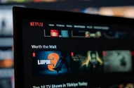 TV exibindo interface do serviço de streaming Netflix
