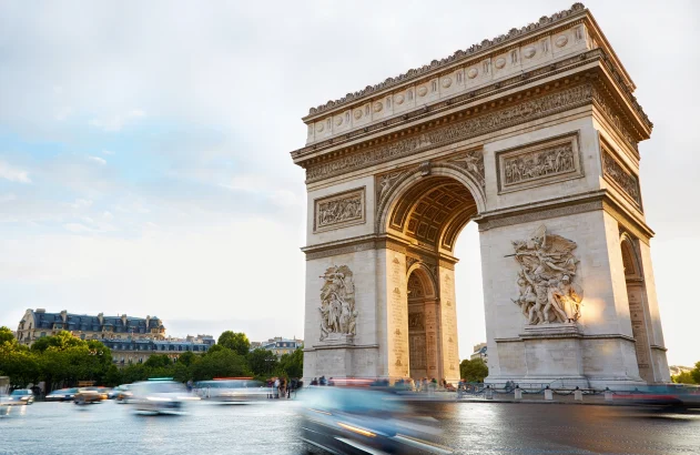 Tráfego de carros em frente ao Arco do Triunfo em Paris, capital da França