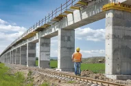 Trabalhador acompanha construção de ferrovia; transportes; ferroviário; infraestrutura; obras; construção civil