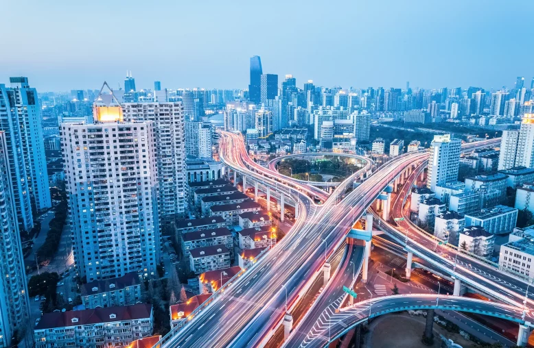 Cidade ao anoitecer; tráfego; energia elétrica