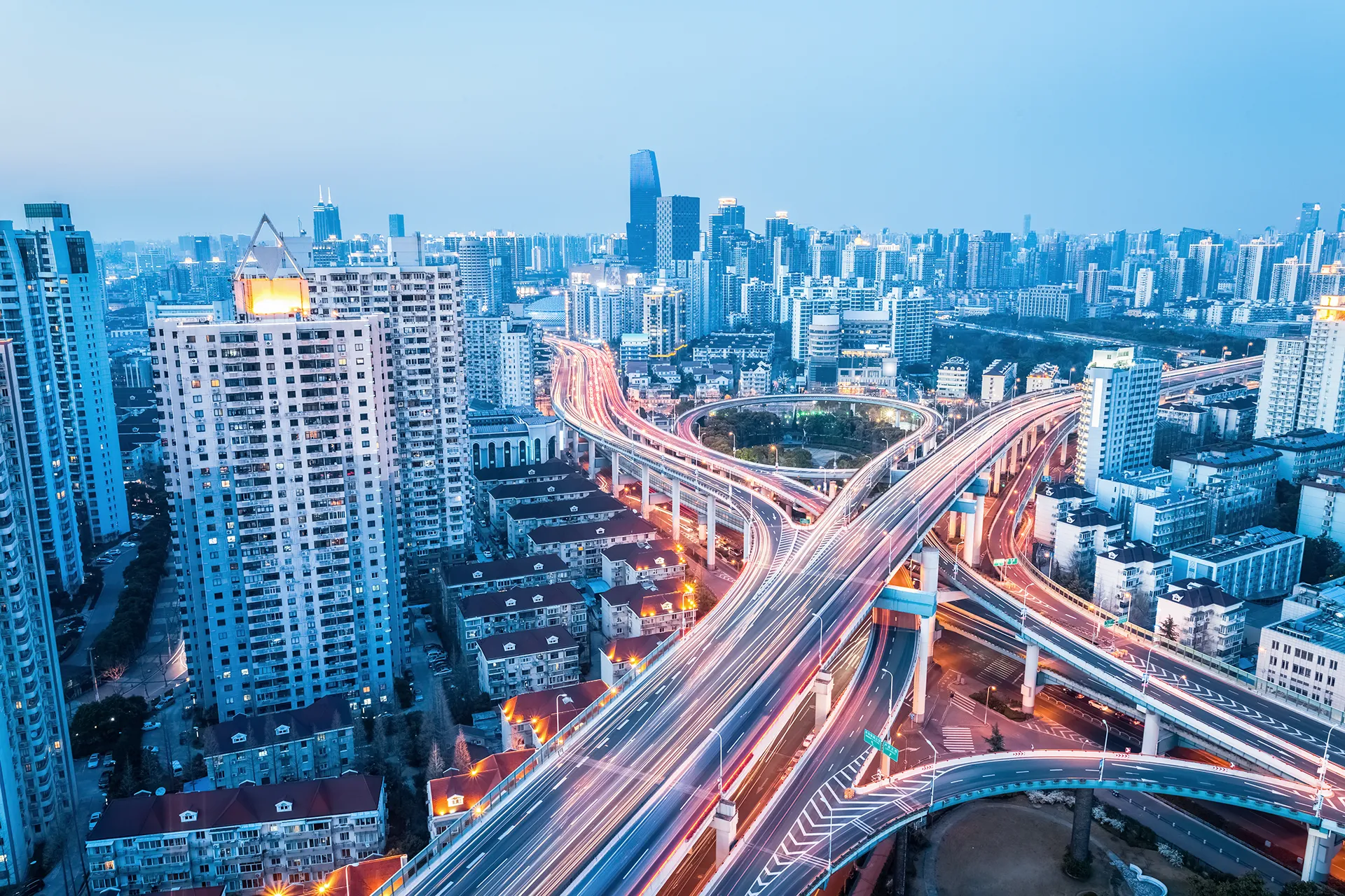 Cidade ao anoitecer; tráfego; energia elétrica