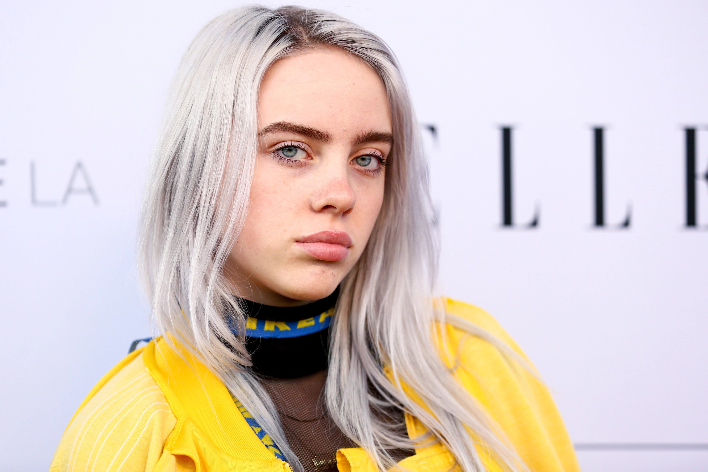 LOS ANGELES, CA - 16 DE MAIO: A cantora Billie Eilish participa do '2017 Billboard Music Awards' e ELLE apresenta Women In Music no YouTube Space LA em 16 de maio de 2017 em Los Angeles, Califórnia.