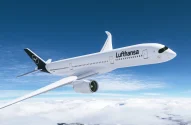 Avião comercial da Lufthansa voando no céu acima das montanhas