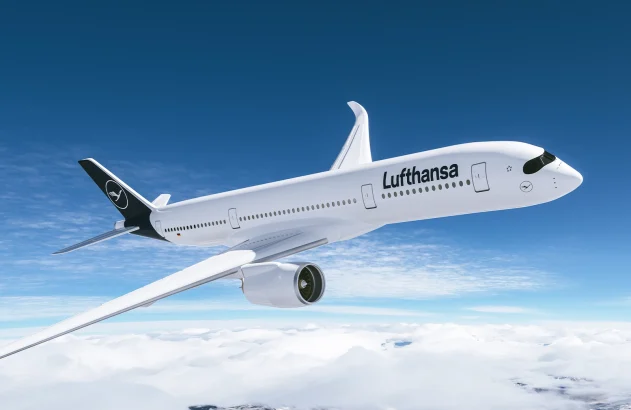 Avião comercial da Lufthansa voando no céu acima das montanhas
