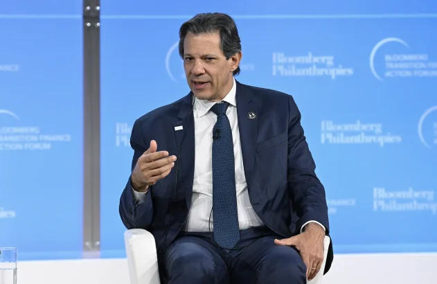 NOVA IORQUE, NOVA IORQUE - 19 DE SETEMBRO: Fernando Haddad, Ministro da Fazenda do Brasil, fala no palco durante o Fórum de Ação Financeira de Transição Bloomberg no The Plaza Hotel em 19 de setembro de 2023 na cidade de Nova York