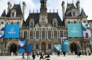 O logotipo Paris 2024, representando os Jogos Olímpicos e Paraolímpicos quatro meses antes do início dos Jogos Olímpicos e Paraolímpicos Paris 2024, é exibido na fachada da Prefeitura de Paris em 14 de março de 2024 em Paris, França