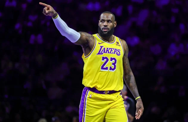 LeBron James nº 23 do Los Angeles Lakers gesticula na primeira metade do jogo da semifinal Oeste do torneio inaugural da temporada da NBA contra o New Orleans Pelicans na T-Mobile Arena em 07 de dezembro de 2023 em Las Vegas, Nevada