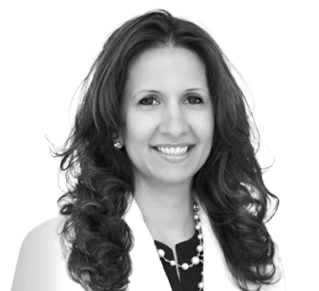 Retrato em preto e branco de uma mulher sorrindo.