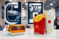 Combo com hambúrguer, batata frita e bebida da rede de fast food McDonalds