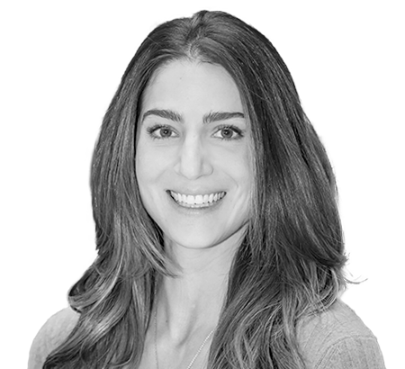 Retrato em preto e branco de mulher com cabelo comprido, sorrindo e de frente.