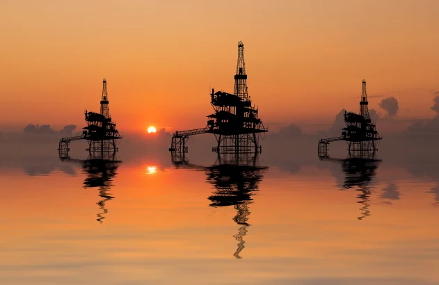 Plataformas petrolíferas offshore ao pôr do sol; Brasil; Petrobras