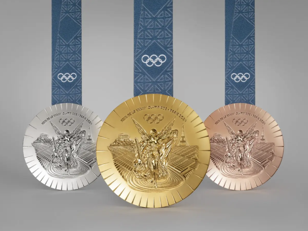 Medalhas olímpicas de Paris 2024 (ouro, prata, bronze) com Torre Eiffel, Acrópole e Vitória de Samotrácia.